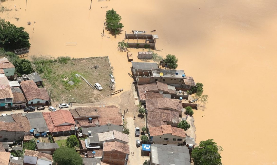 2021-12-13t115259z-236759706-rc20dr9c8m9i-rtrmadp-3-brazil-floods_aec211efce734b42cd03b320.jpg