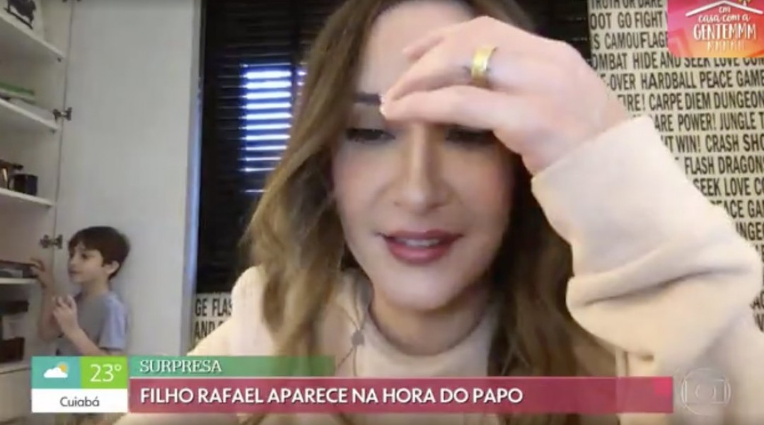claudia-leitte-ve-o-filho-aparecendo-em-entrevista-do-e-de-casa_884a442d1201887dad05aa3.jpg
