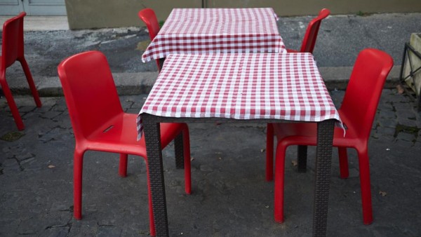 Bares e restaurantes não podem colocar mesas e cadeiras nas ruas, diz SMTT