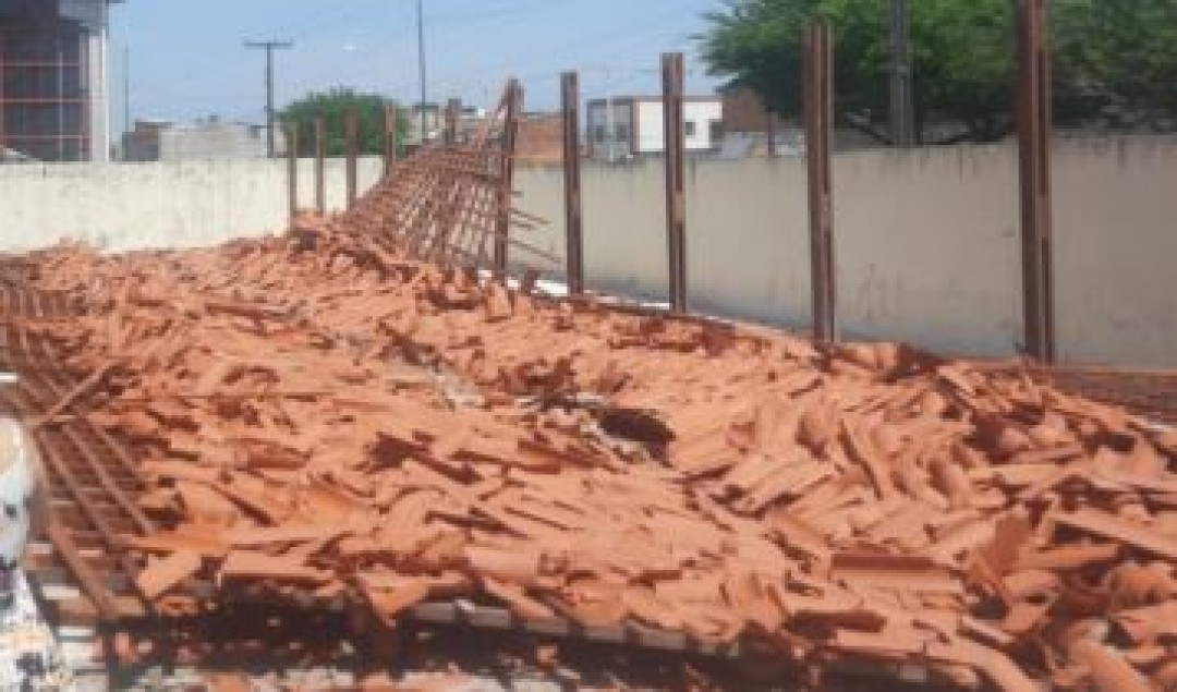 telhado-de-colegio-cai-em-socorro-foto-redes-sociais-357x210_7e8e560c184ad38022b7a597.jpeg
