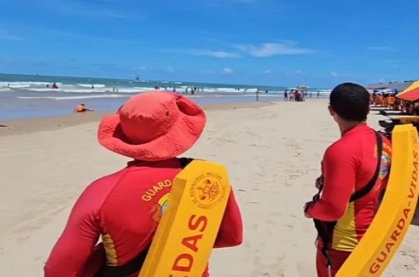 Quatro crianças são resgatadas vítimas de afogamento na Coroa do Meio em Aracaju